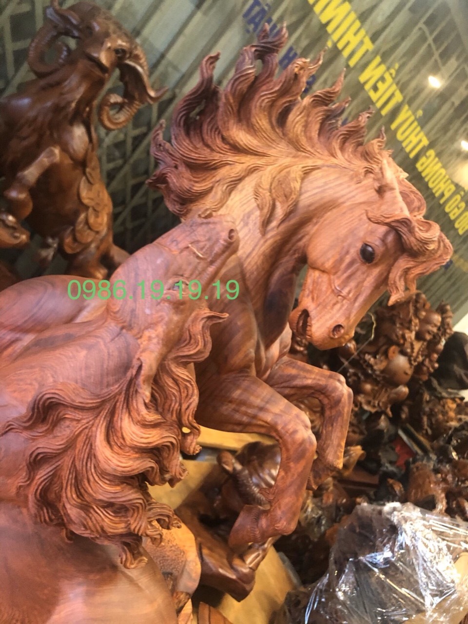 tượng ngựa phong thủy gỗ hương