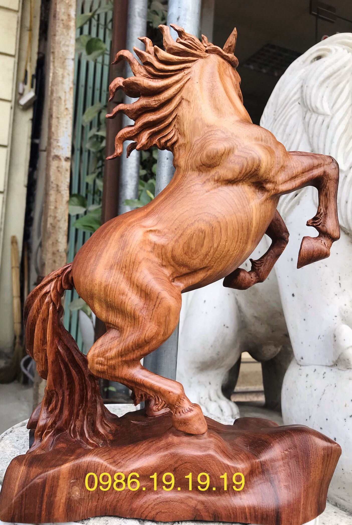 mặt sau của tượng ngựa gỗ phong thủy
