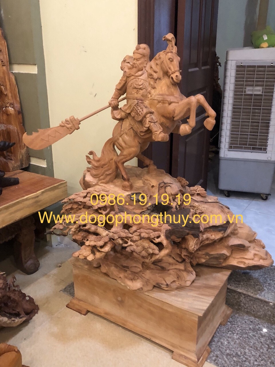 tượng Quan công cưỡi ngựa gỗ hương